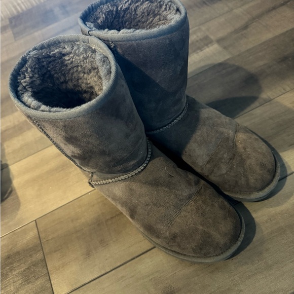 Womens UGG boots mid length - Picture 3 of 4